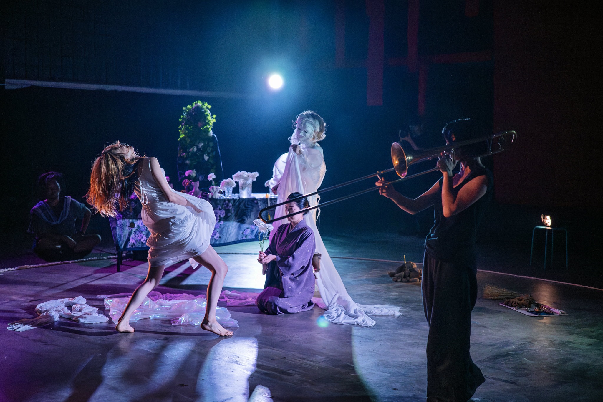 『人は花のうつわ』の上演。花を手にした出演者と音楽家が舞台を構成する